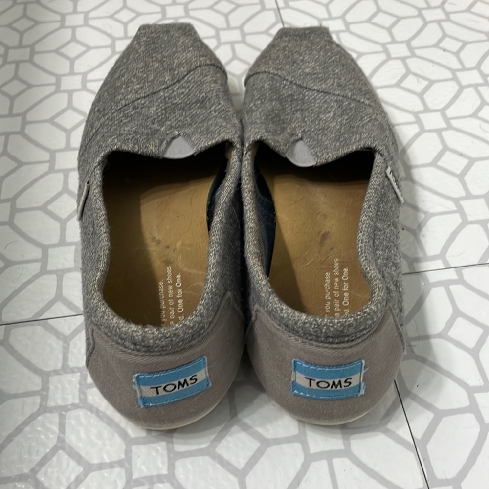 Womens 7.5 Tom’s Grey Canvas Shoes